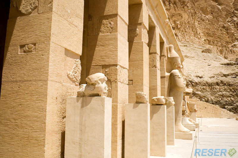 Statyer vid Hatshepsuts Tempel