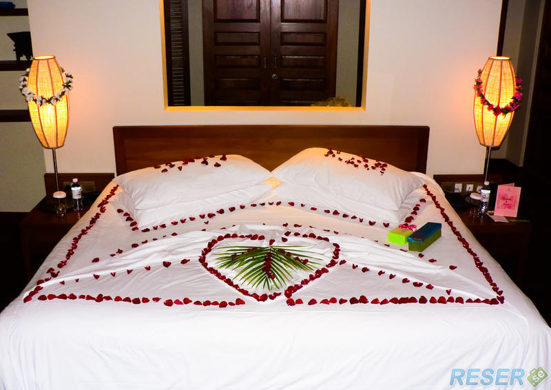Romantisk säng på hotellrum