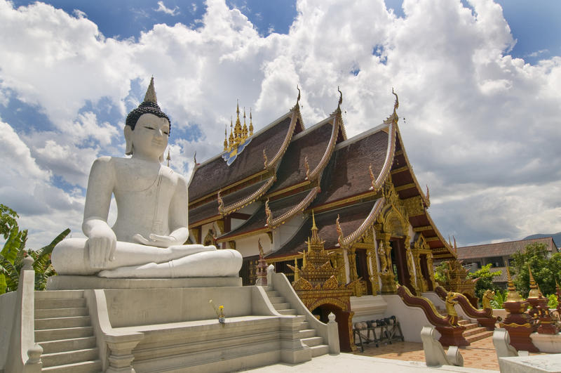Buddha sitter vid tempel i Chiang Mai