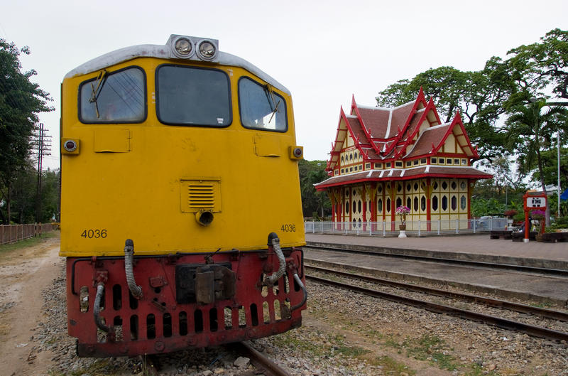Diesel-lokomotiv vid järnvägsstationen i Hua Hin