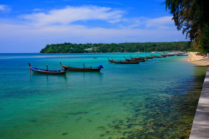 Longtailbåtar vid Rawai Beach, Thailand