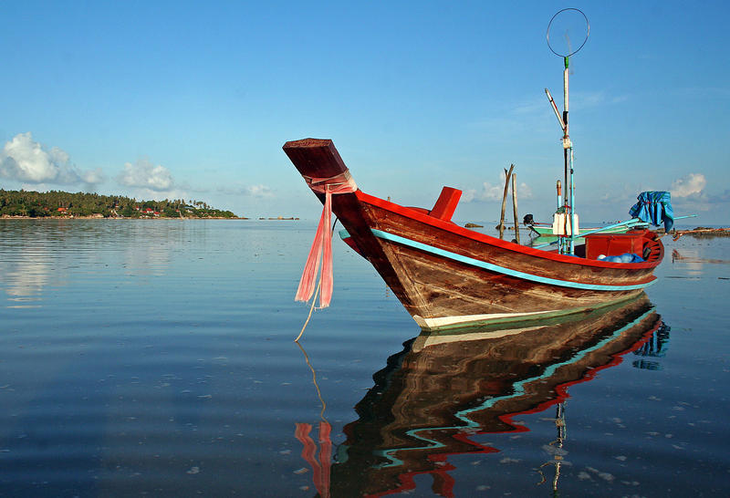 Thailändsk fiskebåt på lugnt vatten