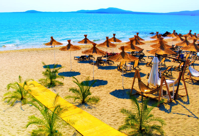 Härliga parasoller på stranden i Sunny Beach