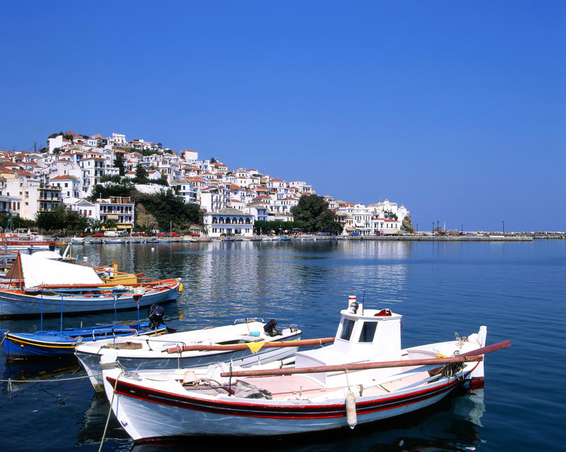 Fiskebåtar i hamnen på Skopelos, Grekland