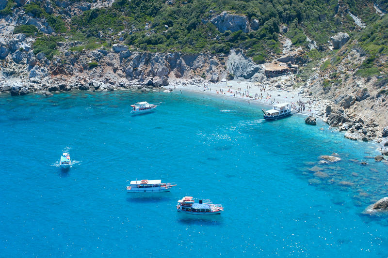 Orörd natur med strand och båtar på Skiathos