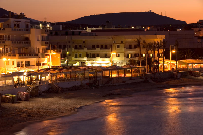Solnedgång vid hamnen i Hersonissos