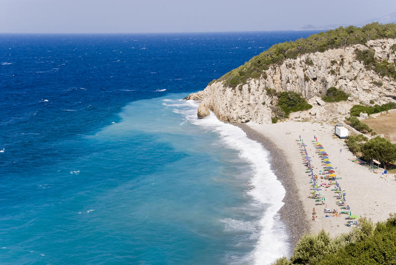 Strand med parasoller på Samos, Grekland
