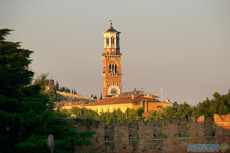 En vy över Verona och Ponte Scaligero