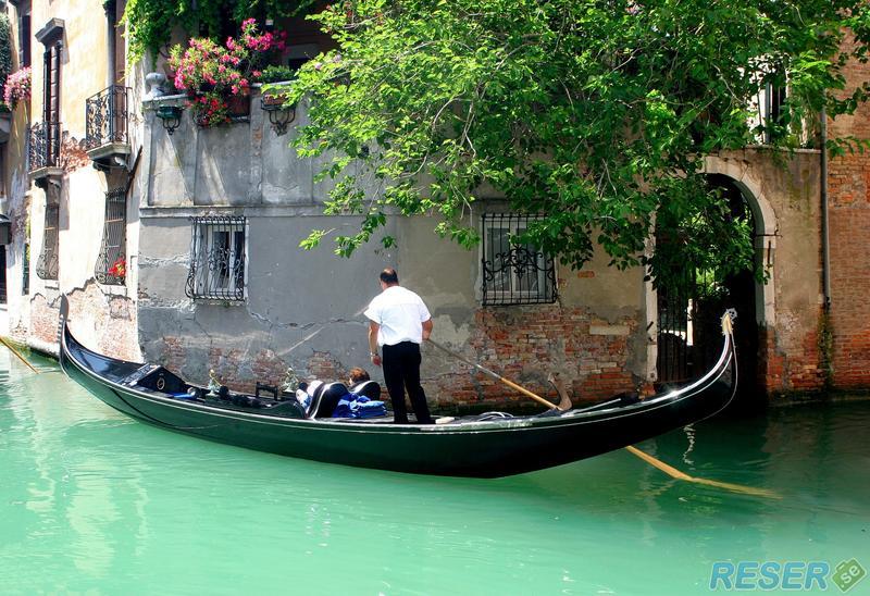 Gondoljär aktiv i Venedig
