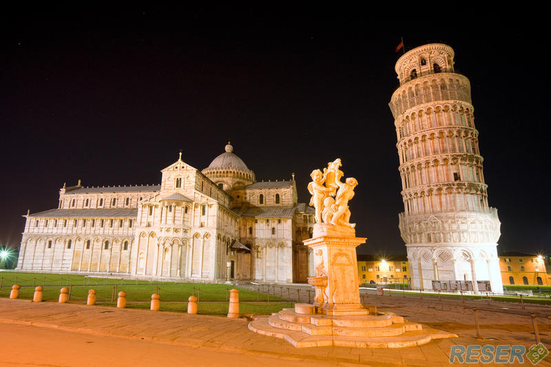Lutande tornet i Pisa nattetid