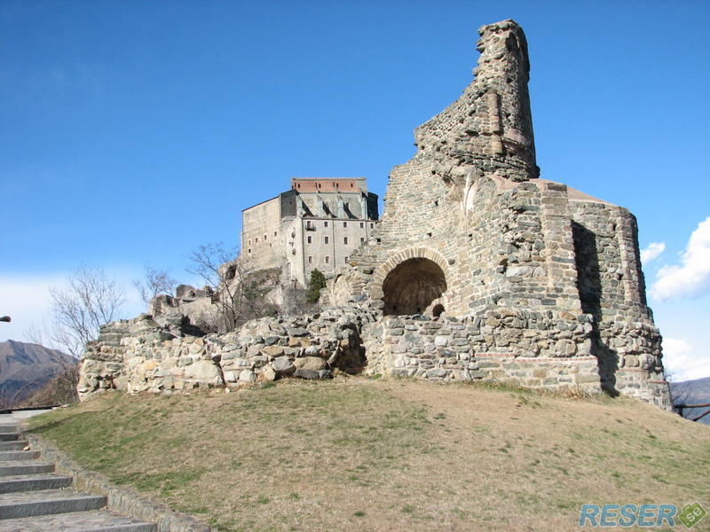 Ruin av en gammal kyrka vid Turin