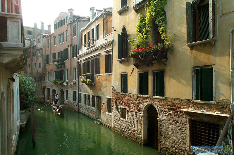 Venetiansk kanal med Gondol