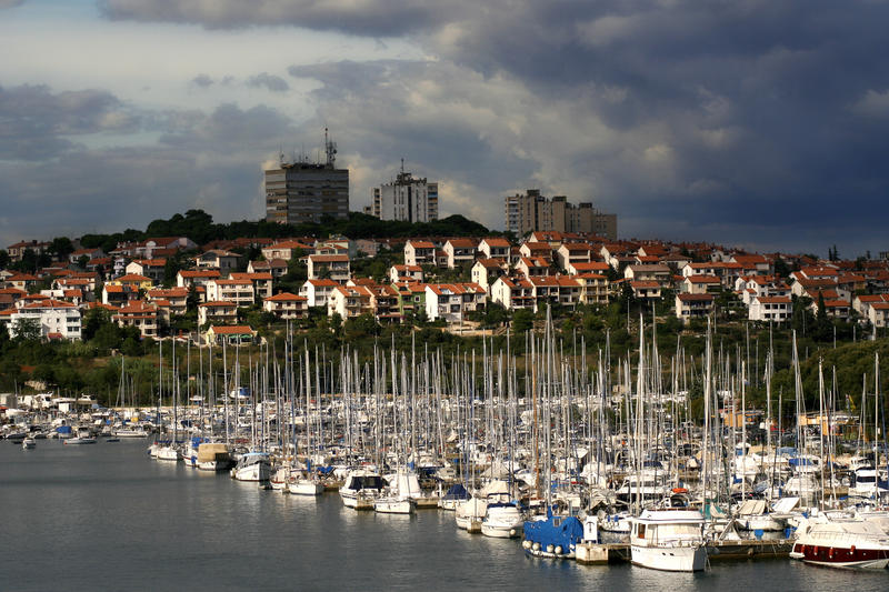 Båtarna i hamn i staden Pula, Kroatien
