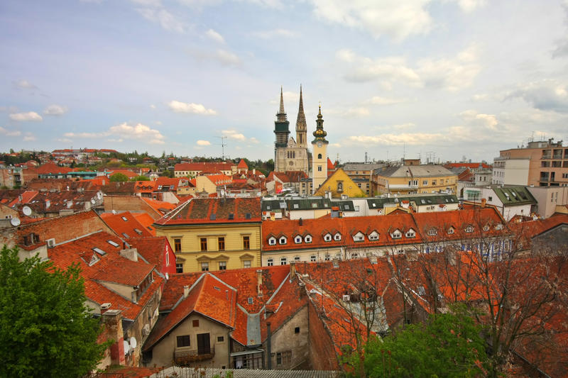 En vy längs taken över gamla Zagreb