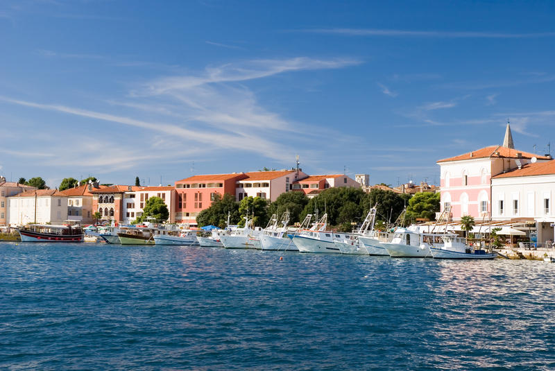 Fiskebåtar i hamnen i Porec, Koratien