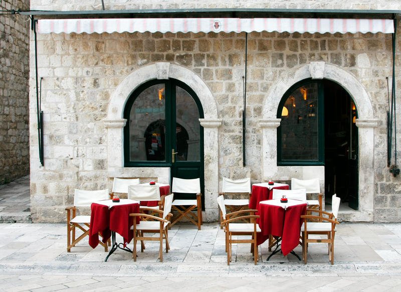 Mysigt gatucafé i Dubrovnik, Kroatien