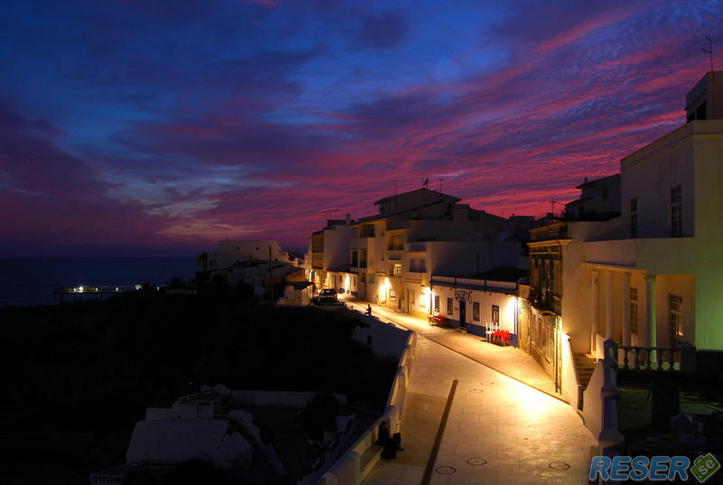 Gatuscen på kvällen i Alubeira