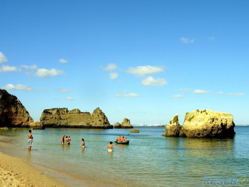 Stranden vid staden Lagos, Portugal