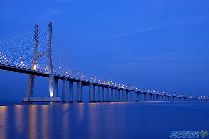 Vasco da Gama-bron på kvällen