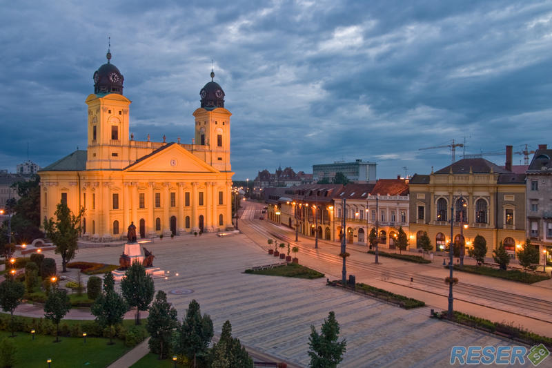 Belyst rådhus i Debrecen