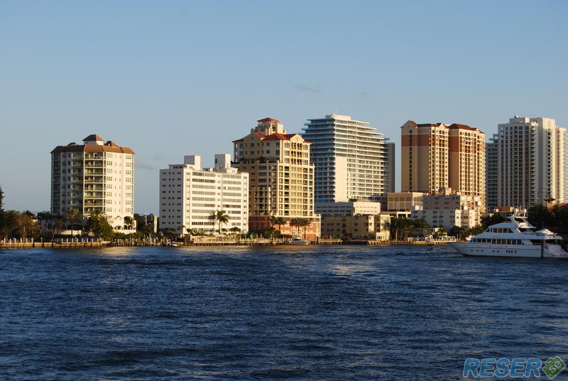 Båt med hus i bakgrunden i Fort Lauderdale