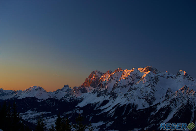 Färgfull solnedgång i Alperna