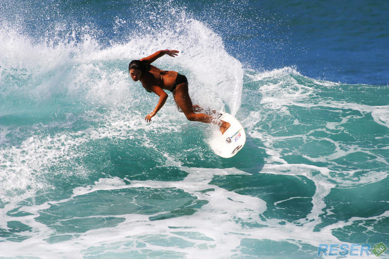 Lani Hunter surfar på ön Oahu, Hawaii